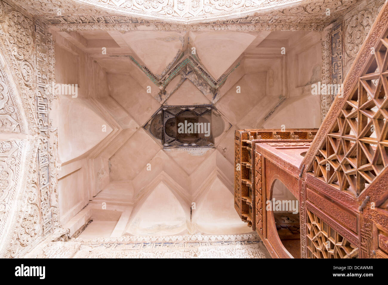 Décorées de stuc, mihrab minbar en bois et muqarnas vault de Na'dans la mosquée de vendredi, l'Iran Banque D'Images