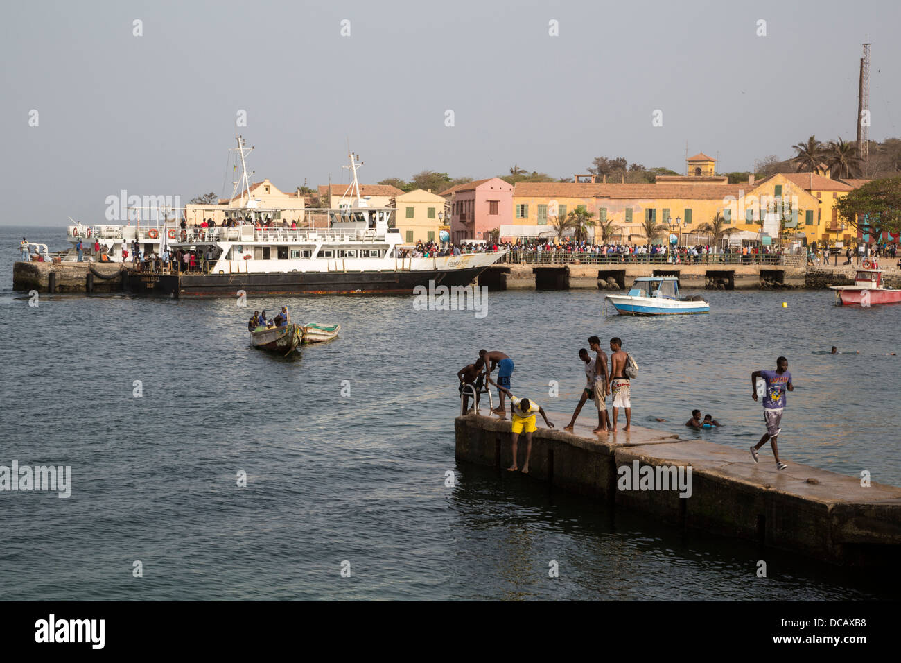 Dakar-Goree Chargement Ferry passagers à l'embarcadère. L'île de Gorée, au Sénégal. Banque D'Images