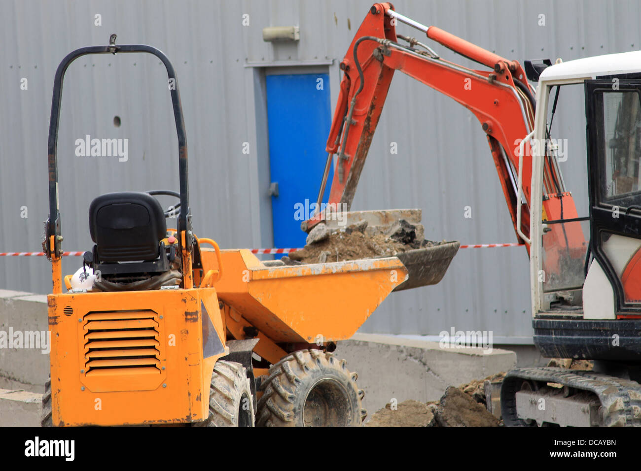 Des machines lourdes et digger sur chantier de construction. Banque D'Images