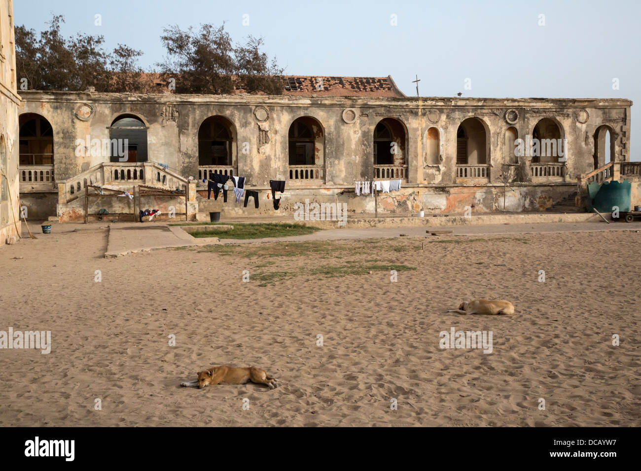 Ruines de les Bureaux de l'ancien gouverneur de la colonie française, l'île de Gorée, au Sénégal. Banque D'Images