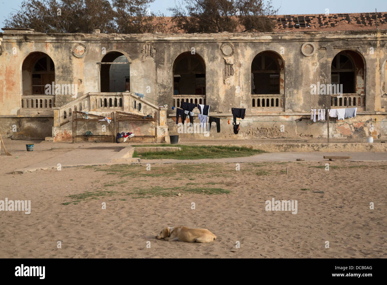 Ruines de les Bureaux de l'ancien gouverneur de la colonie française, l'île de Gorée, au Sénégal. Banque D'Images