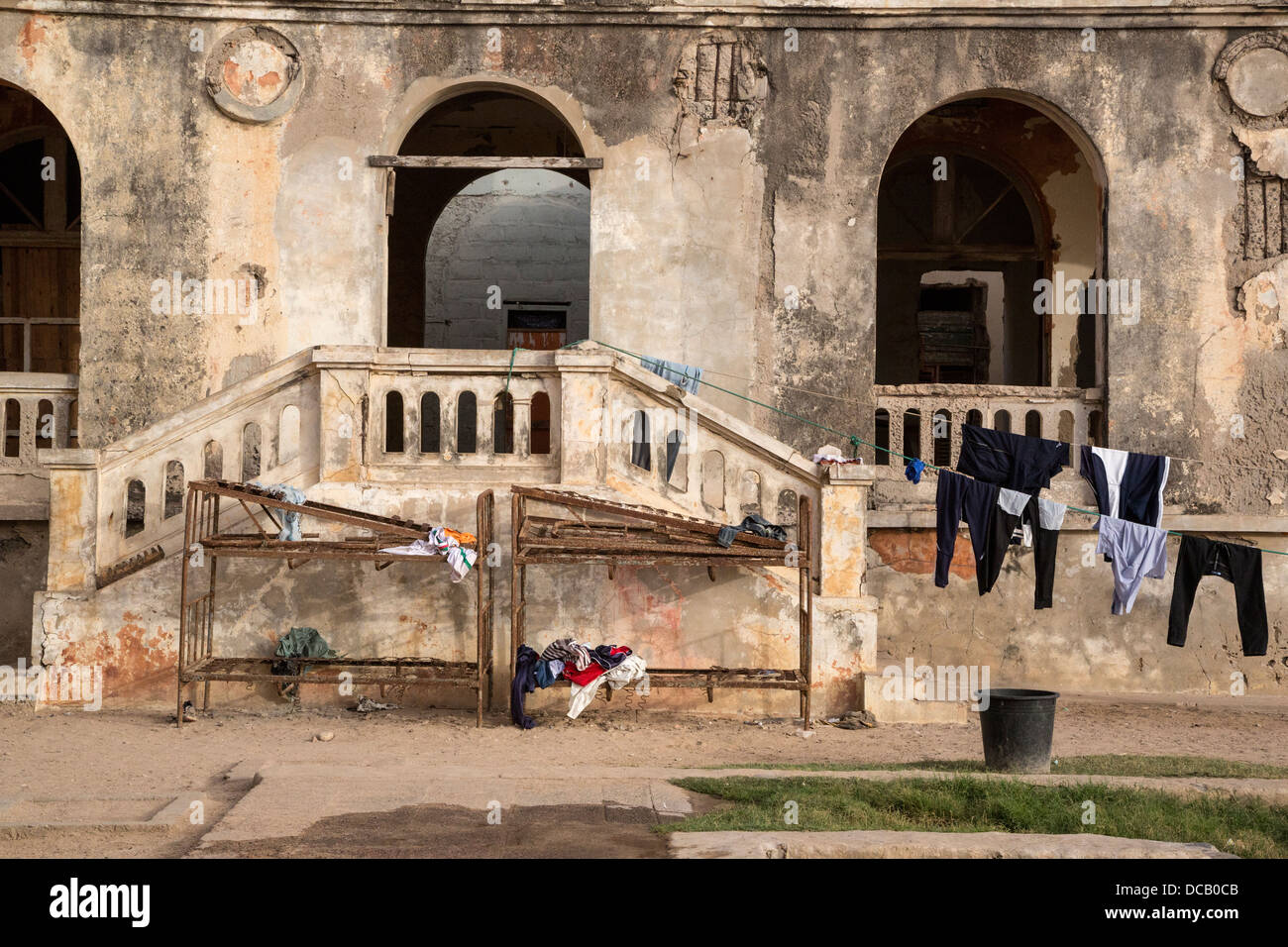 Ruines de les Bureaux de l'ancien gouverneur de la colonie française, l'île de Gorée, au Sénégal. Banque D'Images