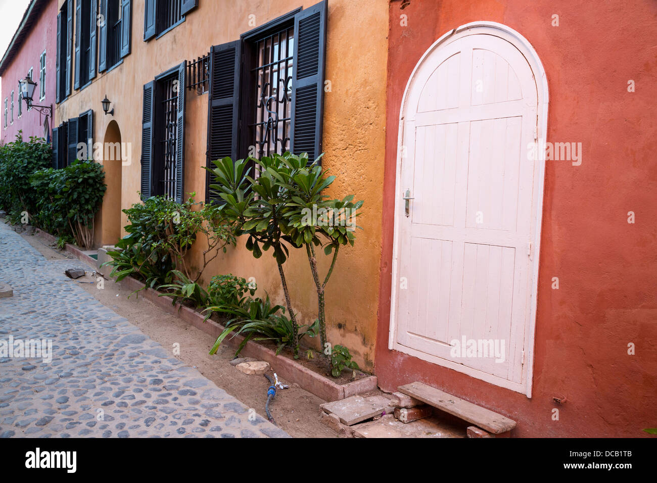 Logement résidentiel dans une rue calme, l'île de Gorée, au Sénégal. Banque D'Images