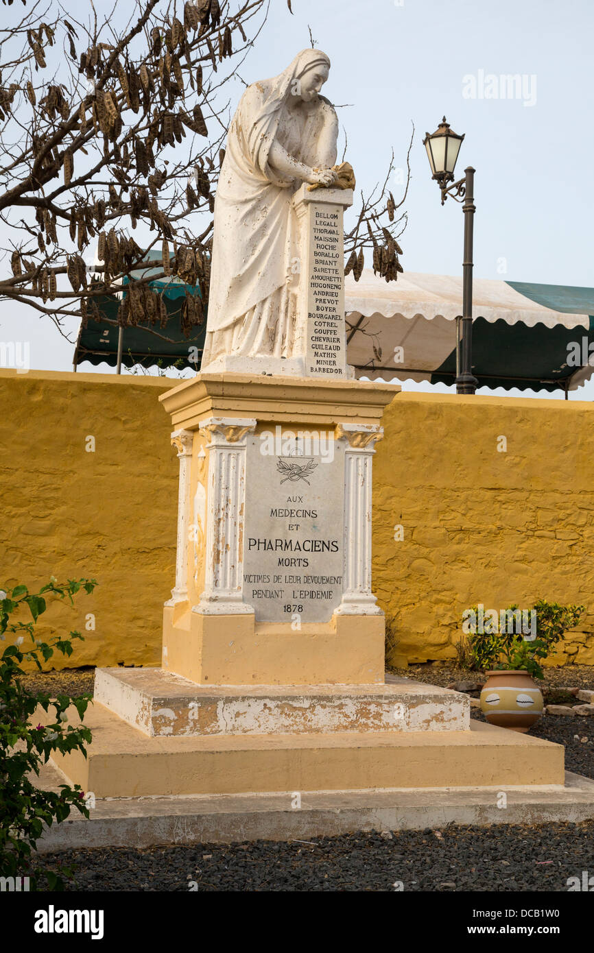 Monument en l'honneur des médecins et pharmaciens qui ont perdu la vie pendant une épidémie en 1878. L'île de Gorée, au Sénégal. Banque D'Images