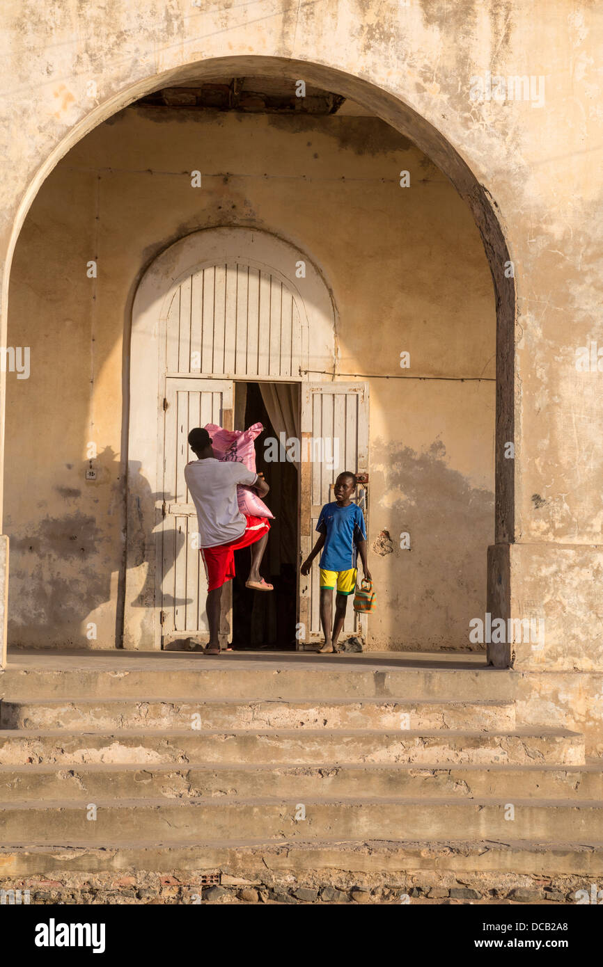 Ancien hôpital abandonné de l'époque coloniale française, aujourd'hui habité par des résidents locaux. L'île de Gorée, au Sénégal. Banque D'Images