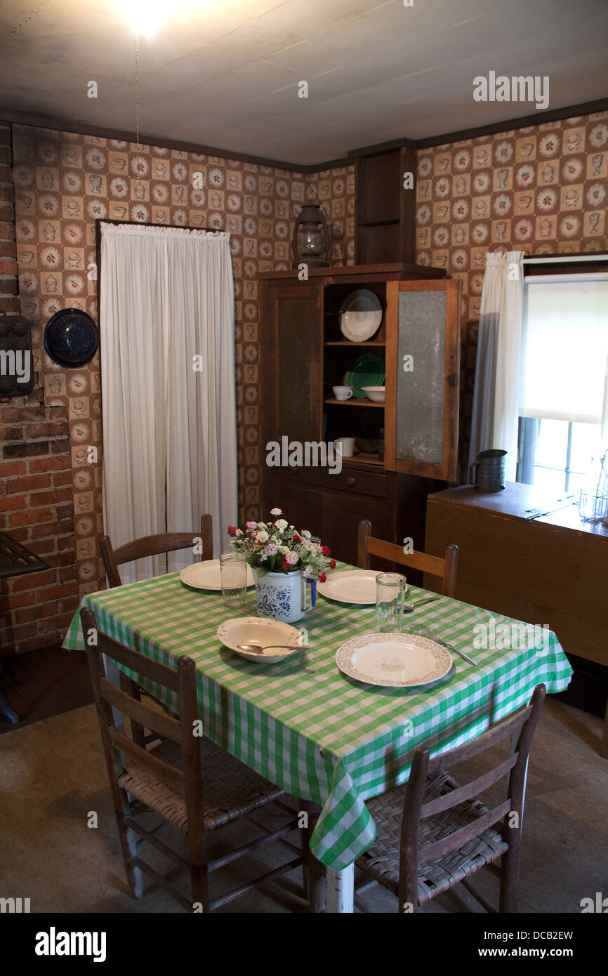 Cuisine dans les deux pièces shack où Elvis Presley est né et où il a vécu jusqu'à l'âge de 13 ans à Tupelo Mississippi USA Banque D'Images