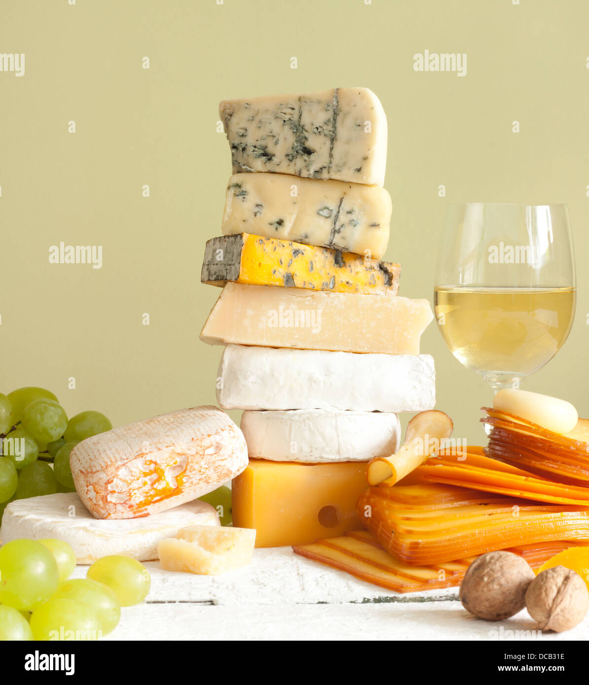 Pile de divers types de fromage avec du vin de raisins et noix Banque D'Images