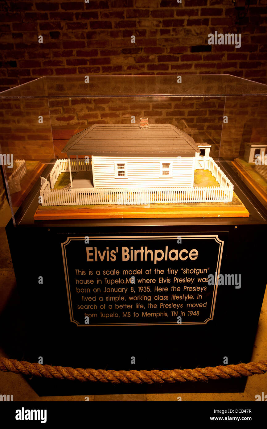Modèle de maison d'enfance d'Elvis à Tupelo sur l'affichage à l'accueil de Graceland Elvis Presley à Memphis Tennessee USA Banque D'Images
