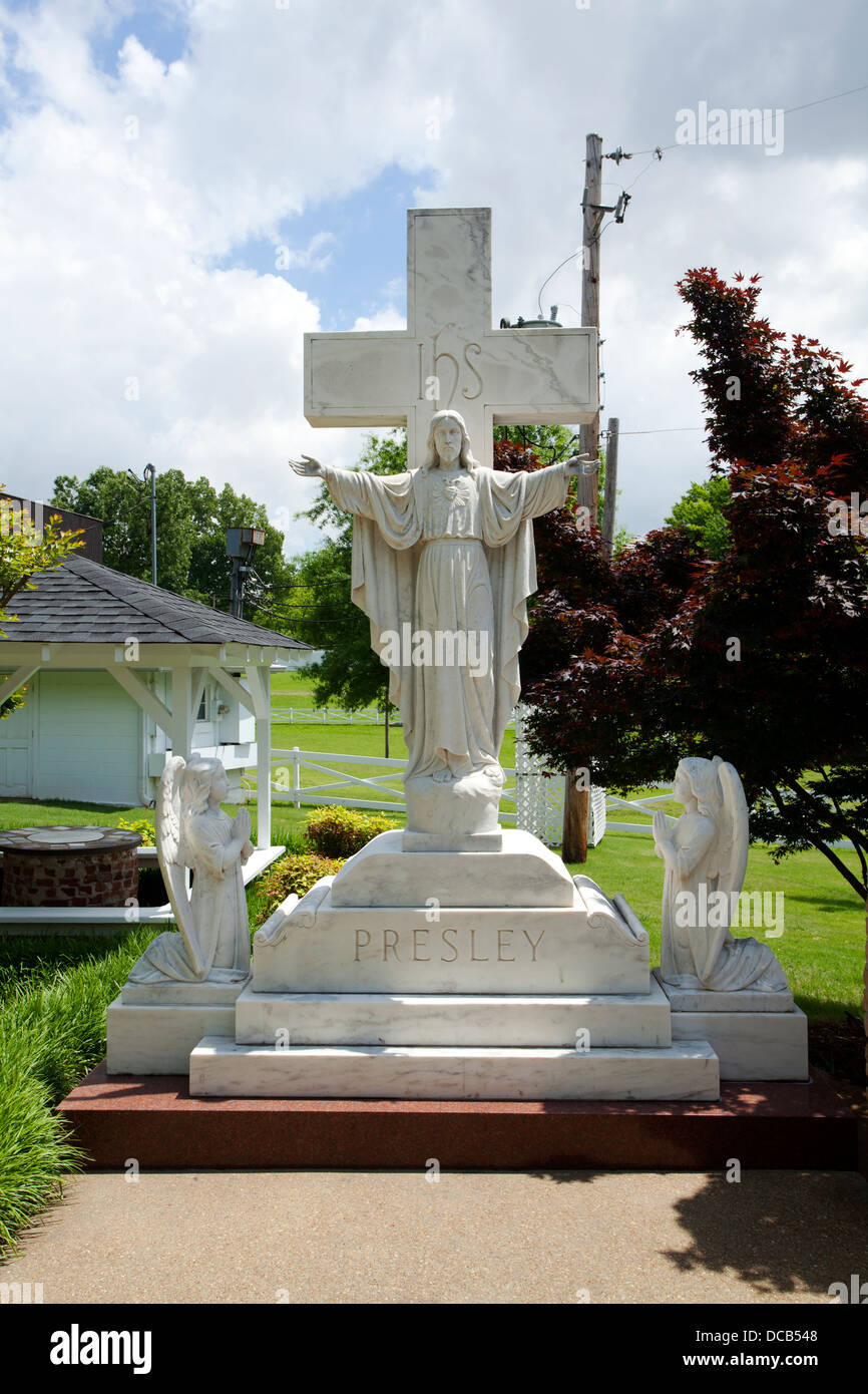 Le Jardin du souvenir avec les tombes d'Elvis Presley et de ses parents à Graceland à Memphis Tennessee USA Banque D'Images