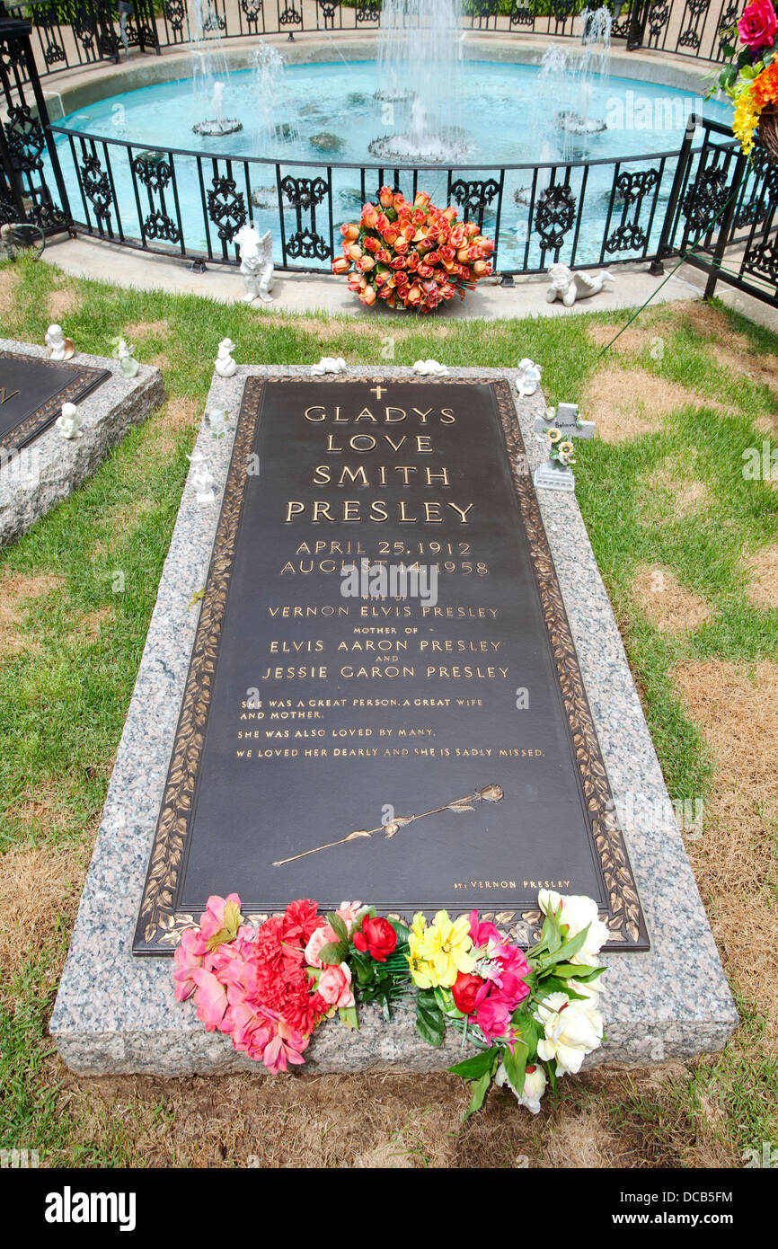 Le Jardin du souvenir avec les tombes d'Elvis Presley et ses parents Gladys et Vernon à Graceland à Memphis Banque D'Images