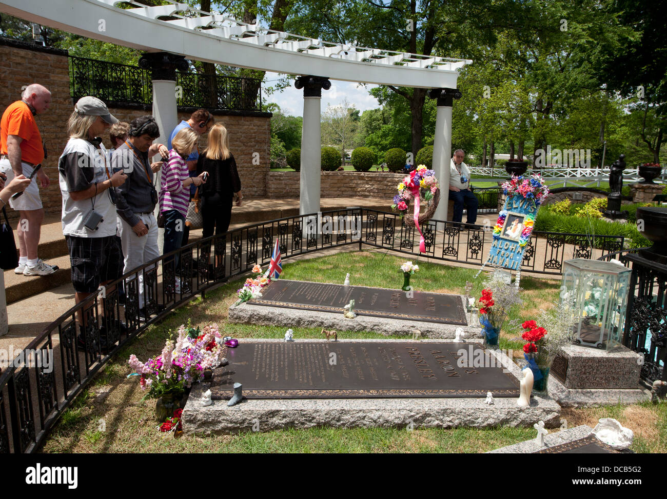 Le Jardin du souvenir avec les tombes d'Elvis Presley et ses parents Vernon et Gladys à Graceland à Memphis Banque D'Images