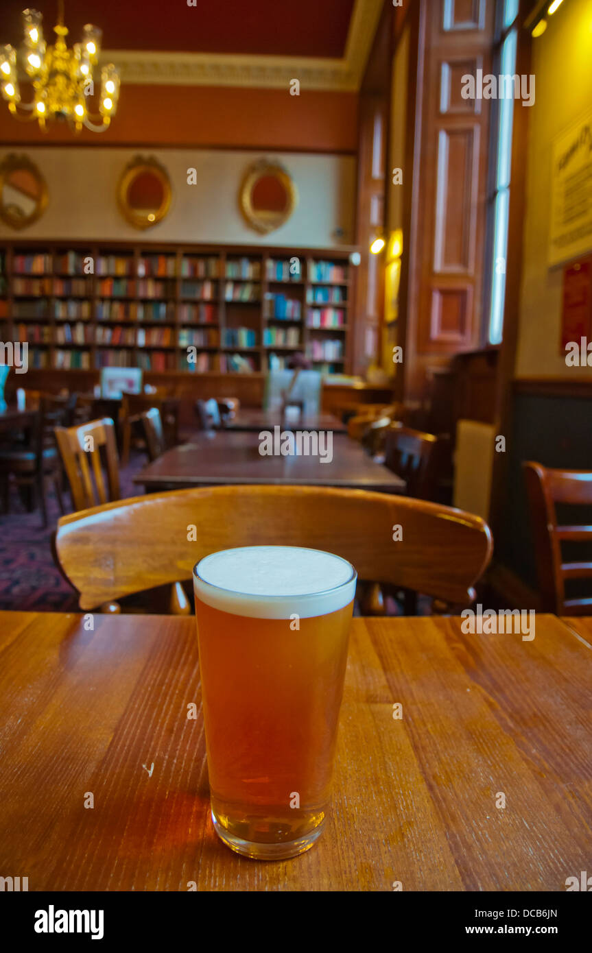 Pinte de bière bière en fût l'ordre permanent JD Wetherspoon pub Nouvelle chaîne centrale Ville Edimbourg Ecosse Grande-Bretagne Angleterre Europe Banque D'Images
