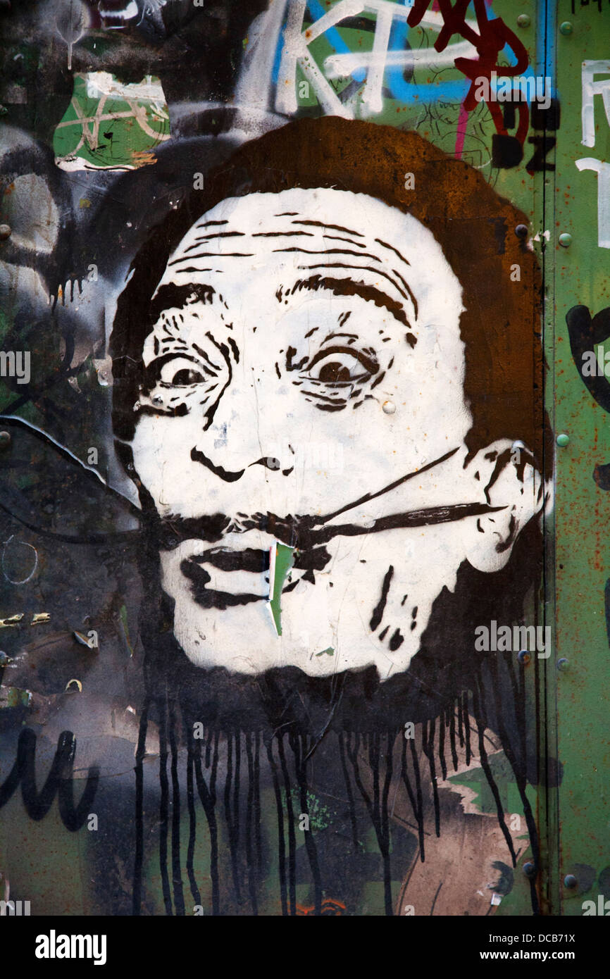 Salvador Dali inscrit sur porte à Barcelone, Espagne. Banque D'Images