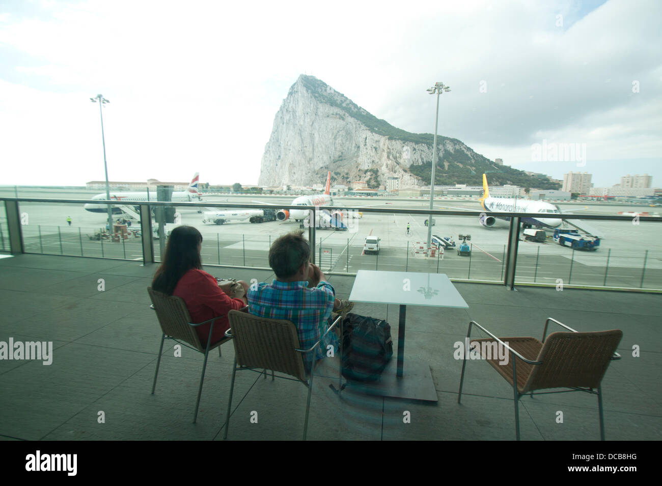 Gibraltar. 14e Août 2013. Les passagers regarder le Rock à partir de l'aéroport de Gibraltar est plate-forme d'observation . Montée des tensions entre les gouvernements espagnol et britannique après l'Espagne a imposé des contrôles supplémentaires comme la Grande-Bretagne envoie deux navires de Gibraltar Crédit : amer ghazzal/Alamy Live News Banque D'Images