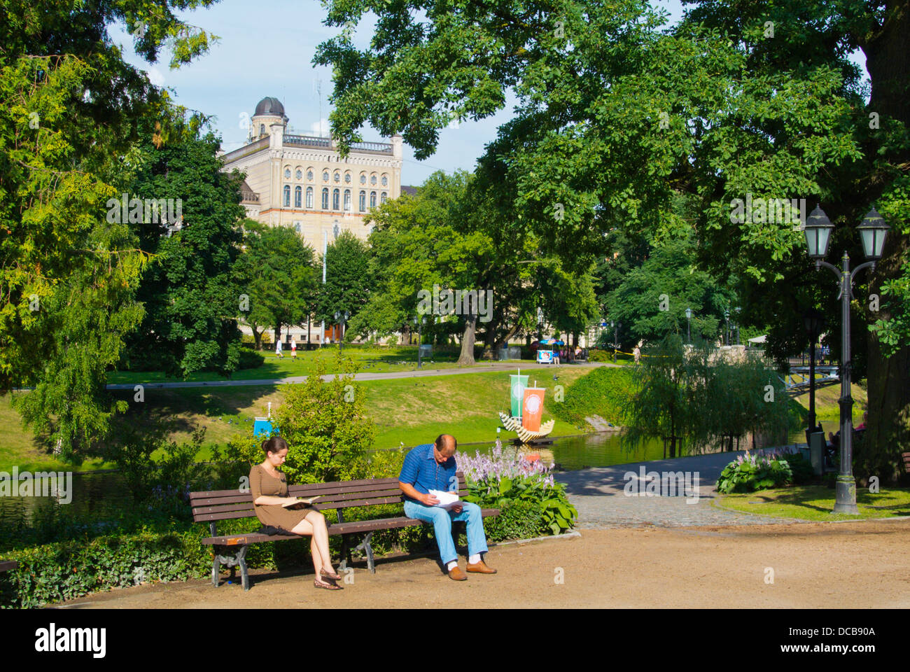 Lecture de personnes Bastion Hill (Parc Bastejkalns) centre de Riga Lettonie Pays Baltes Europe du nord Banque D'Images