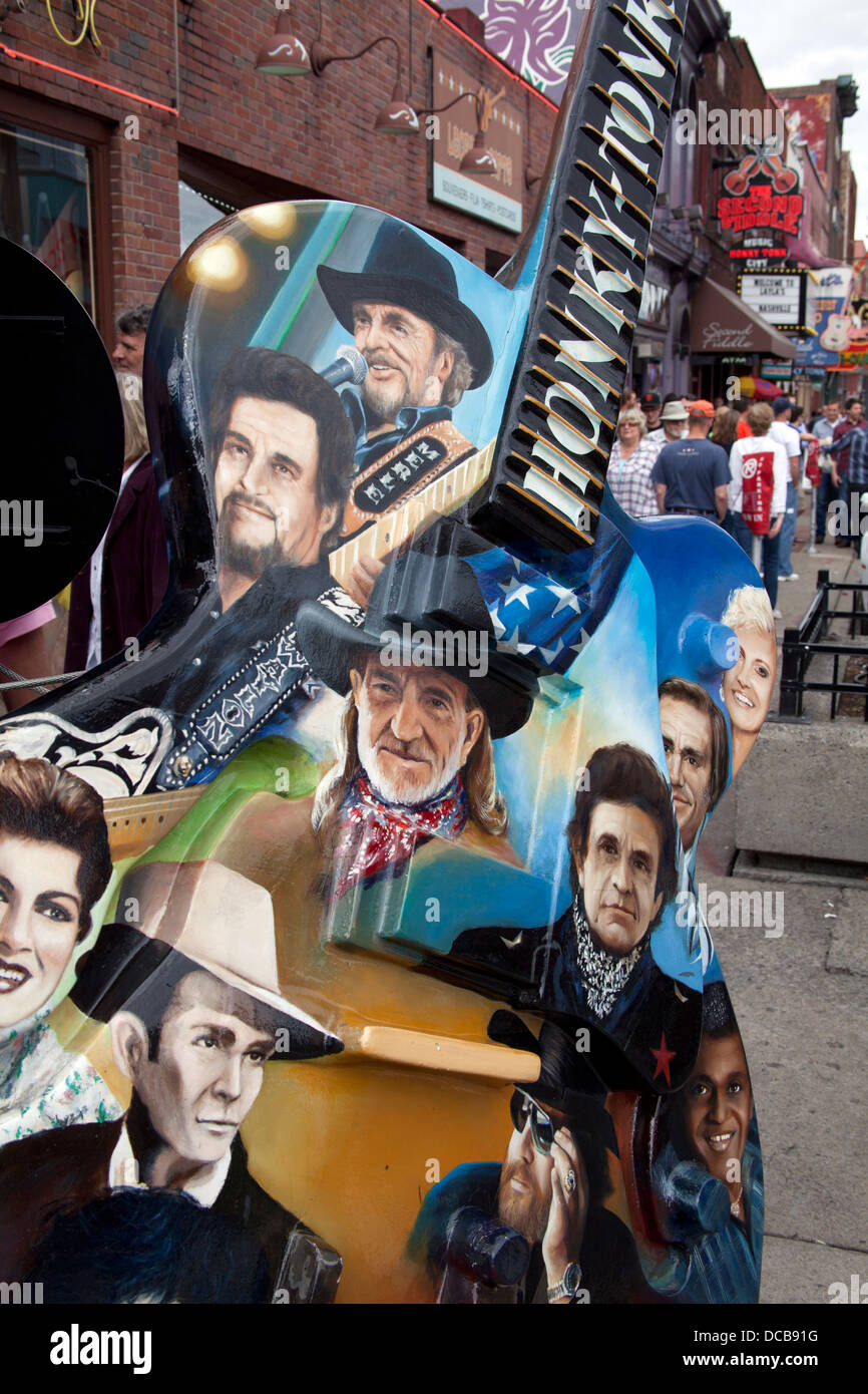 L'Honky Tonk Heroes peint sur un grand monument de la guitare sur Broadway à Nashville Tennessee USA Banque D'Images