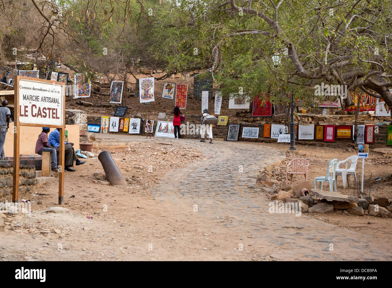 Les artistes exposent leurs travaux le long de la rue du Castel, menant à l'apogée de l'île. L'île de Gorée, au Sénégal. Banque D'Images