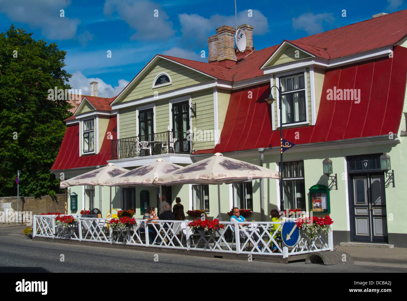 Terrasse de restaurant Lossi street ville de Kuressaare Estonie Europe du nord de l'île de Saaremaa Banque D'Images