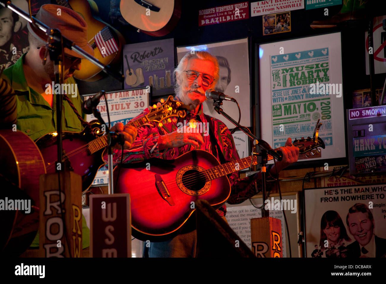 La musique country et western sur scène à Roberts Western World Bar sur Broadway à Nashville Tennessee USA Banque D'Images