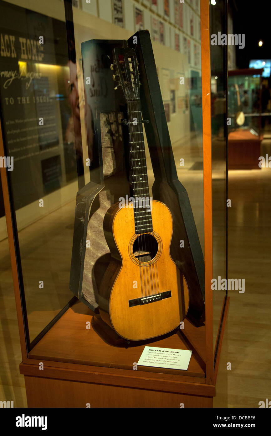 Début Martin guitare c1851 et cas en forme de cercueil sur l'affichage à  l'Country Music Hall of Fame and Museum de Nashville Photo Stock - Alamy