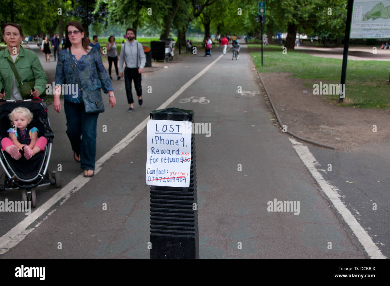 , , Londres Hackney Champs. L'appel à l'avis de perte de retour I-phone et offrant une récompense. Banque D'Images