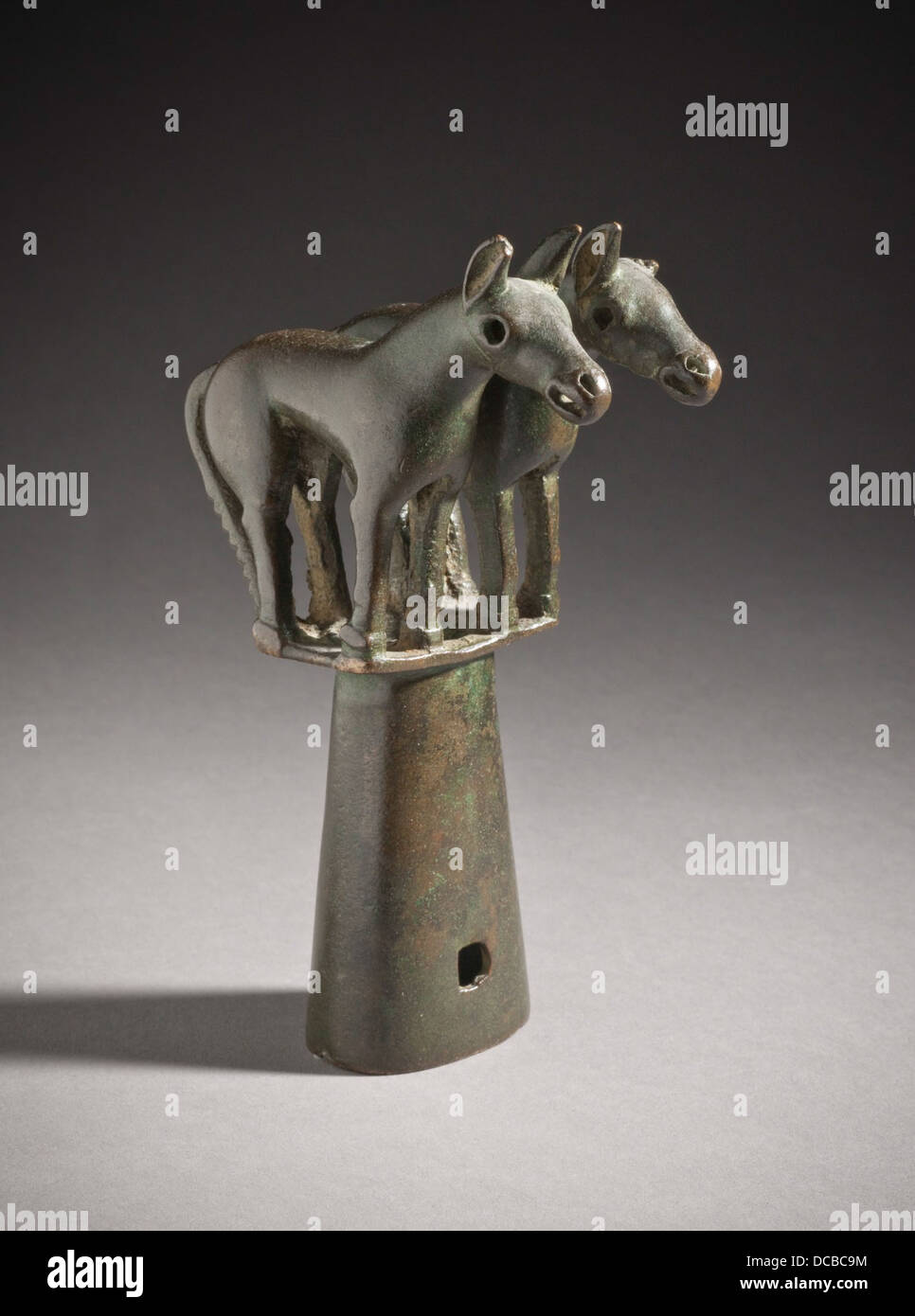 Ce finial orné, qui fait partie de la collection du LACMA, représente l'art du travail des métaux, mettant en valeur un objet finement travaillé qui met en valeur les pratiques culturelles et artistiques des civilisations anciennes. Banque D'Images