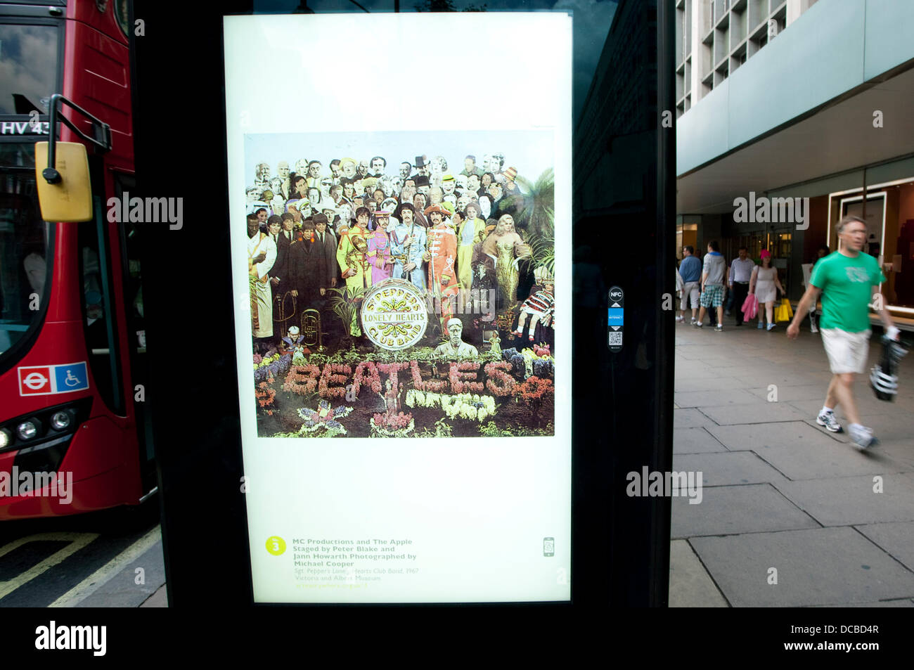 London 14/08/13 : Les visiteurs de la section de John Lewis Oxford Street peuvent profiter d'une fine art diaporama avec la permission de l'actuel projet d'art partout. Un abri bus à l'extérieur du magasin a un diaporama d'affiches avec des artistes aussi divers que Tracey Emin et Holbein le Jeune. Crédit : Jeffrey Blackler/Alamy Live News Banque D'Images