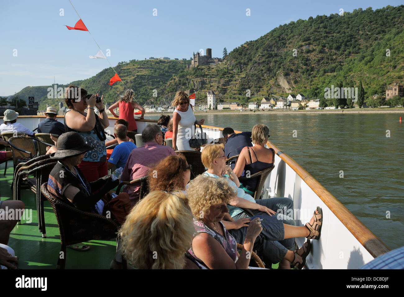 Les touristes sur un bateau de croisière de la vallée du Rhin avec château Katz dans l'arrière-plan Banque D'Images