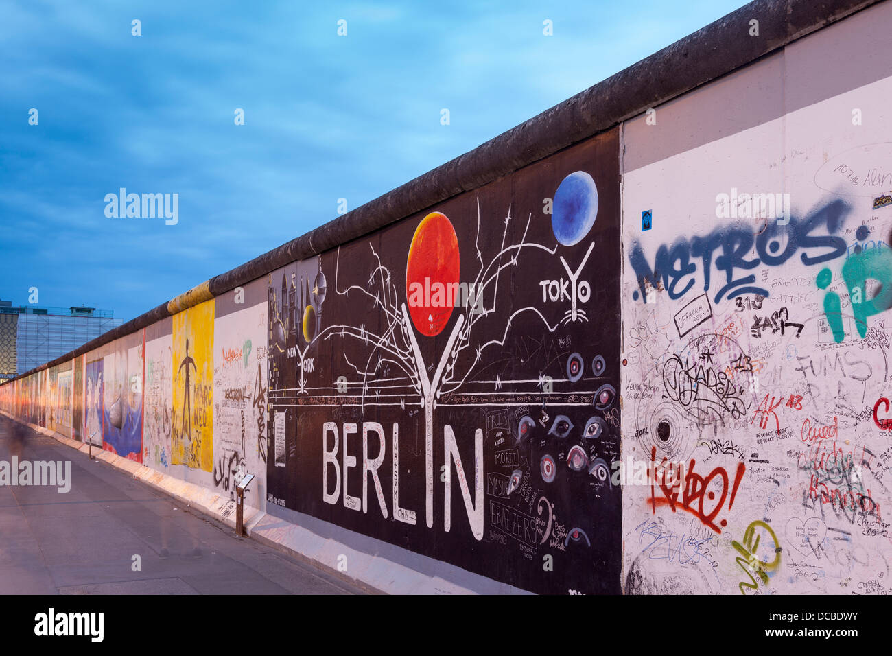 Le mur de Berlin East Side Gallery,la nuit,Berlin,Allemagne Banque D'Images