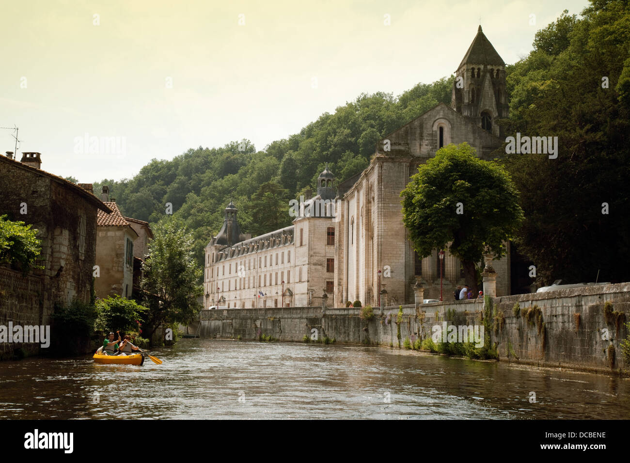 Canoë-kayak sur la rivière Dronne à brantome dans la soirée, avec le 8ème siècle de l'abbaye bénédictine de Brantôme, Dordogne, France Banque D'Images