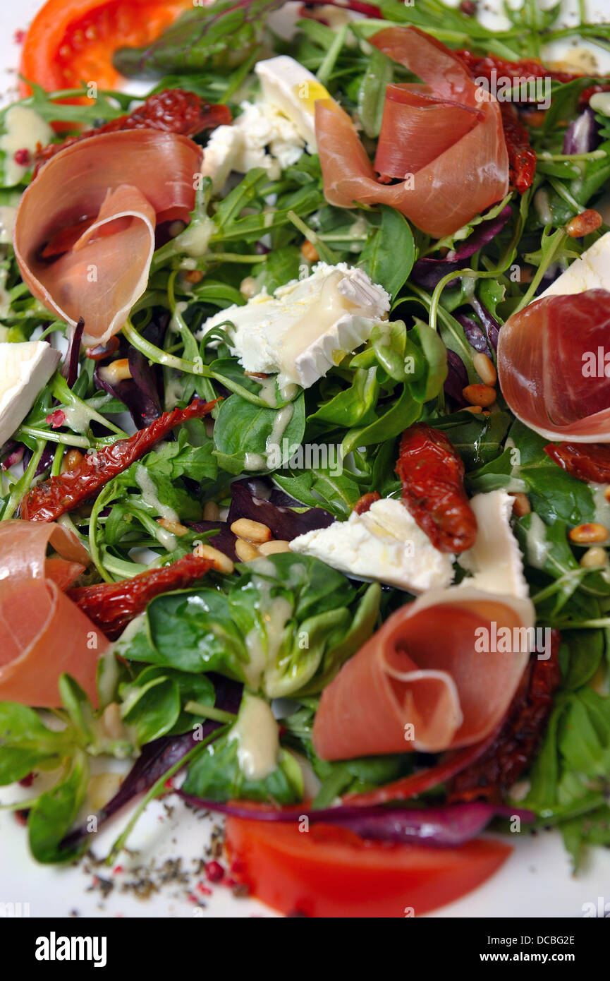 Salade de fromage brie au jambon et légumes Banque D'Images