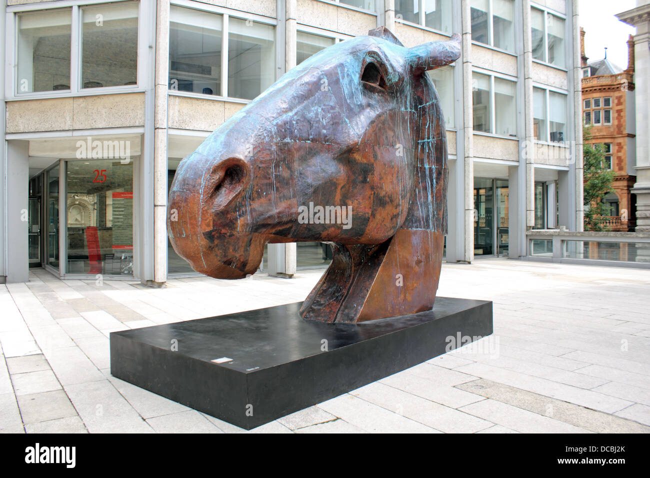 Tête de cheval en bronze par le sculpteur Nic Fiddian-Green Économiste en Plaza, 25 St James's Street, SW1 London en Angleterre. Banque D'Images