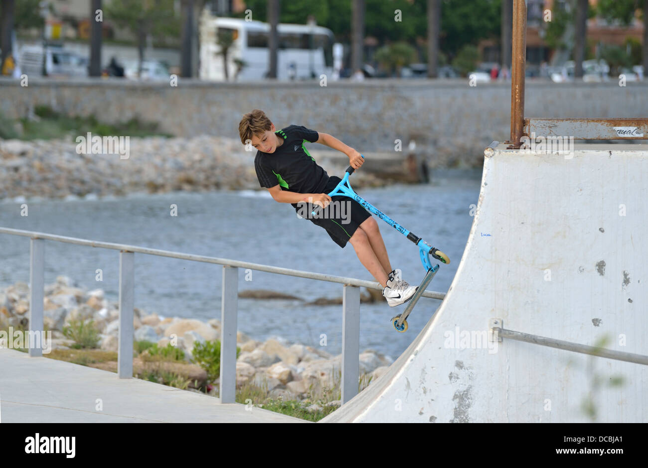 Garçon effectue les cascades avec un scooter, Ajaccio, Corse, France Banque D'Images