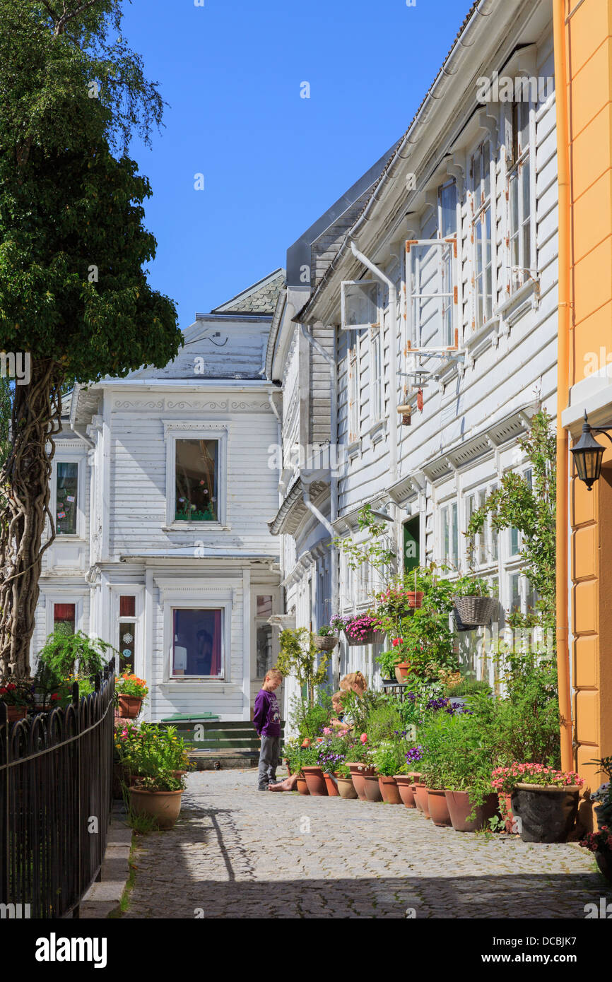 Vieilles maisons norvégiennes et rue étroite sur les versant du mont Floyen dans Bergen, Hordaland, Norvège, Scandinavie Banque D'Images