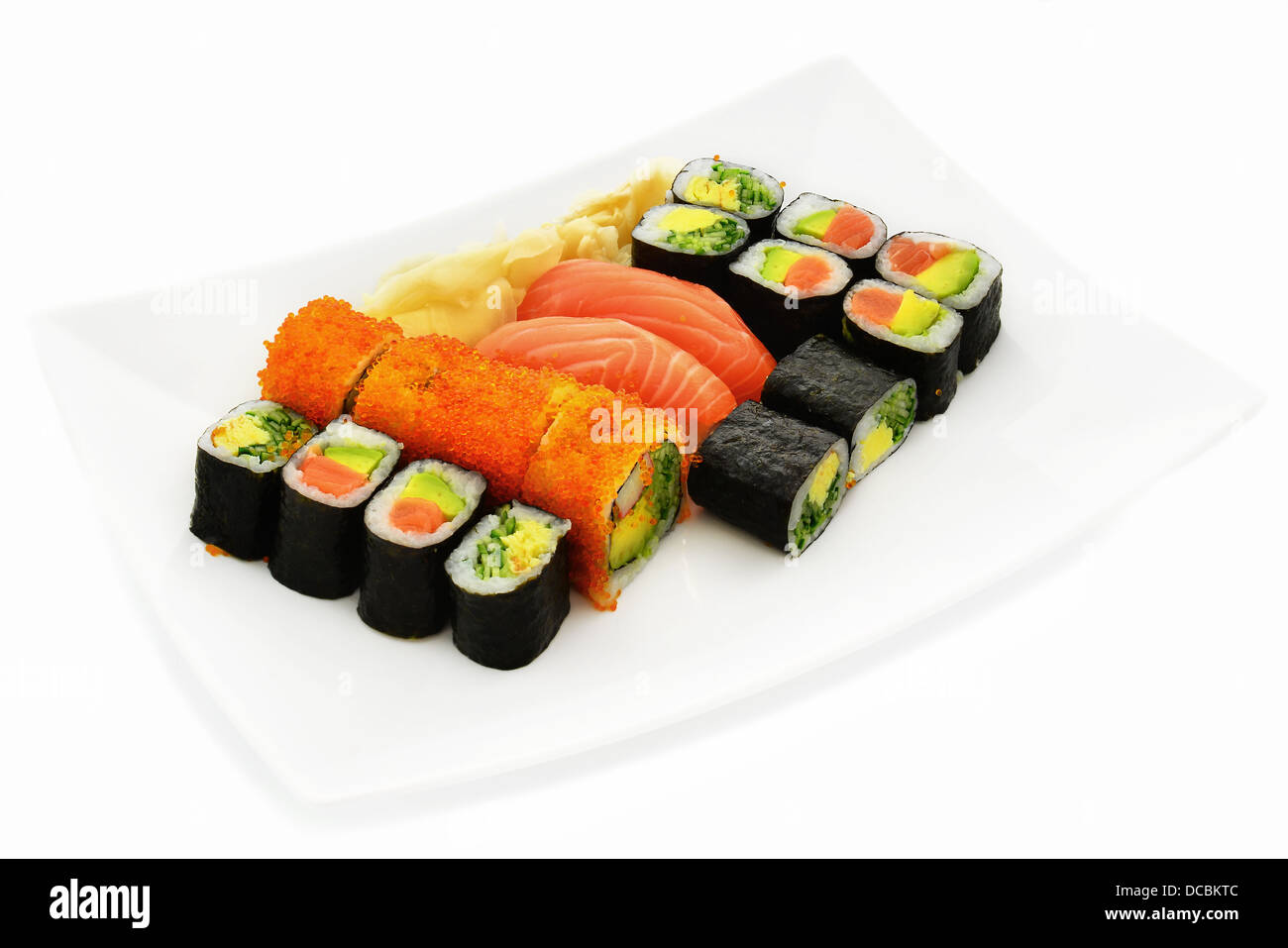 Sushi avec poissons, caviar, avocat, concombre et oeuf. Banque D'Images
