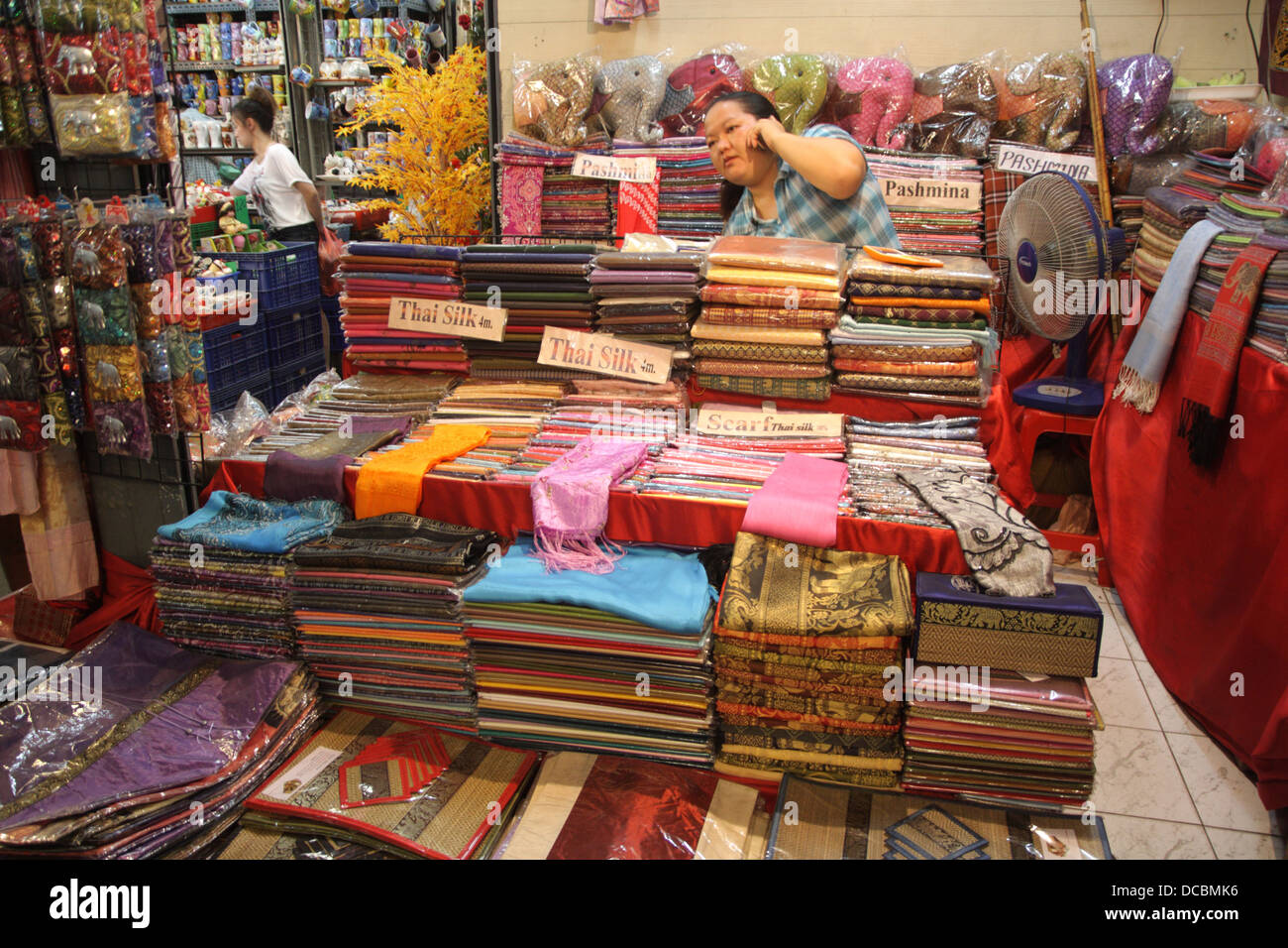 Boutique de soie thaïlandaise Banque de photographies et d'images à haute  résolution - Alamy