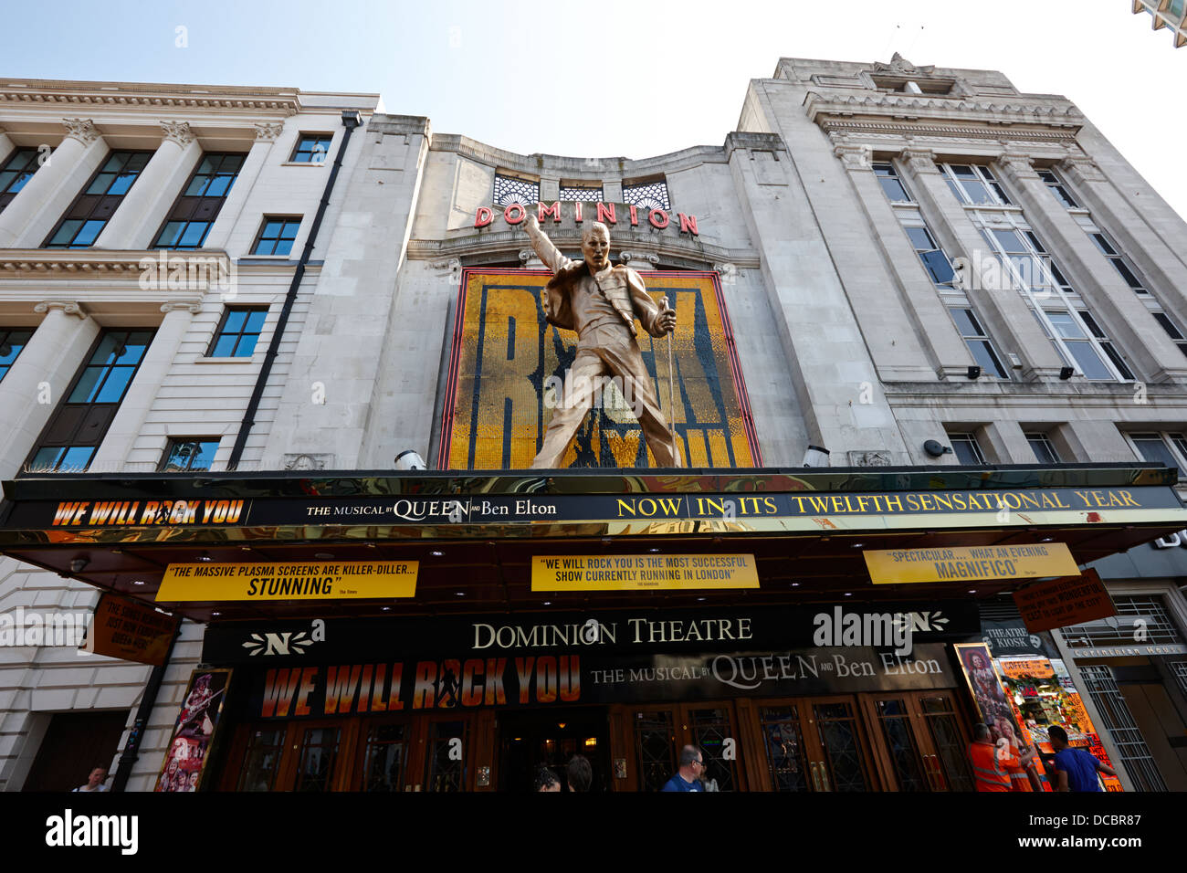 Le dominion theatre avec we will rock you statue de Freddie Mercury London England UK Banque D'Images