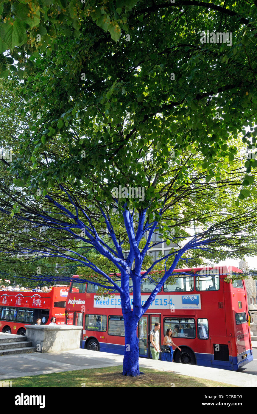 Arbres de London bleu peint par Konstantin Dimopoulos artiste australienne pour mettre en surbrillance le déboisement de la Ville Monde Banque D'Images