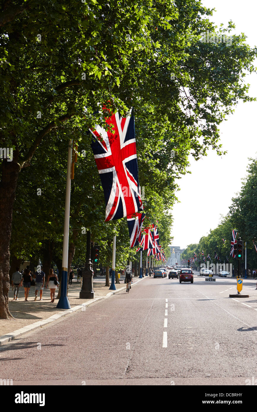 Drapeaux de l'union qui tapissent le mall vers Buckingham Palace London England UK Banque D'Images