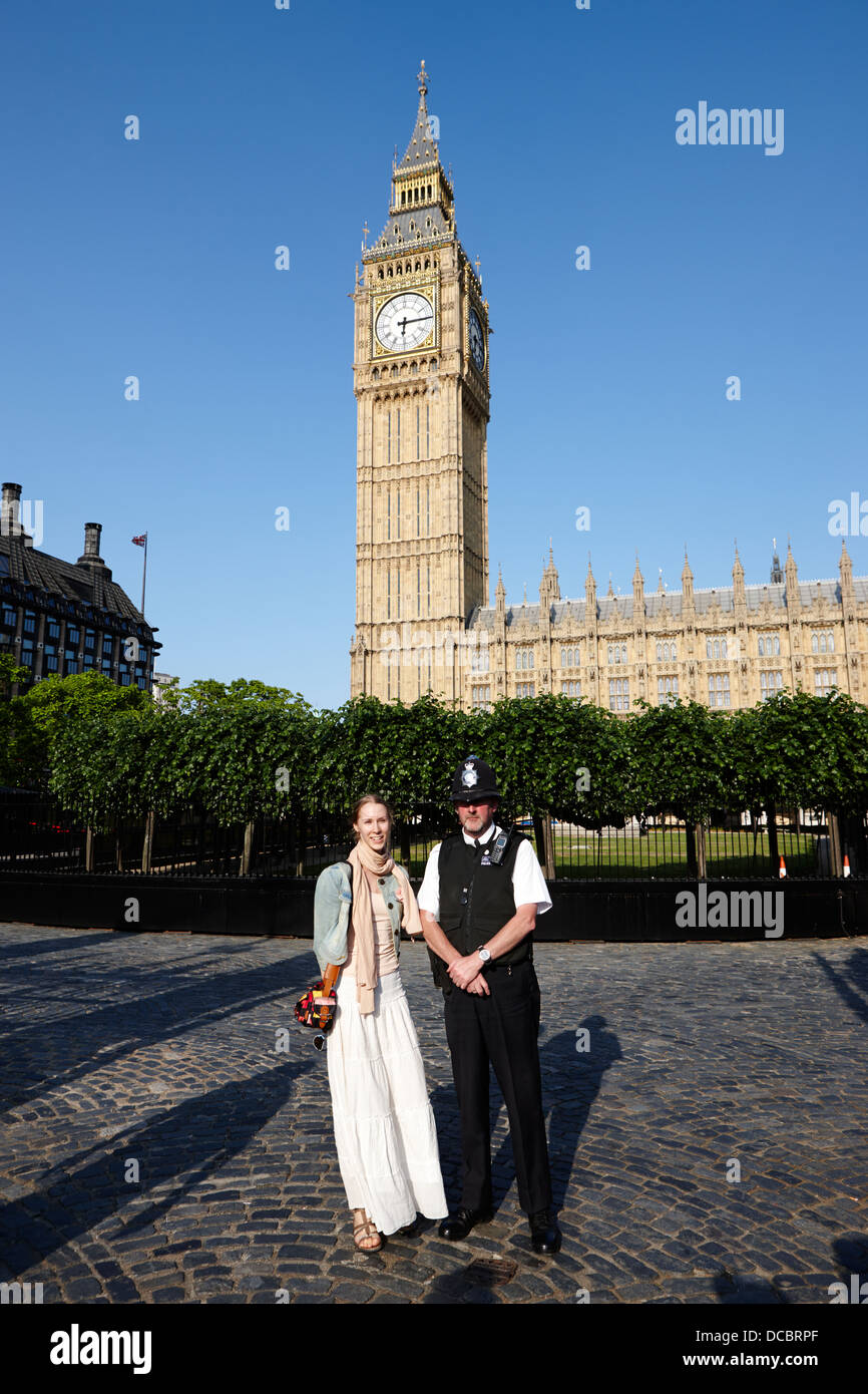 Woman posing with British Metropolitan police office gardant les chambres du parlement London England UK Banque D'Images