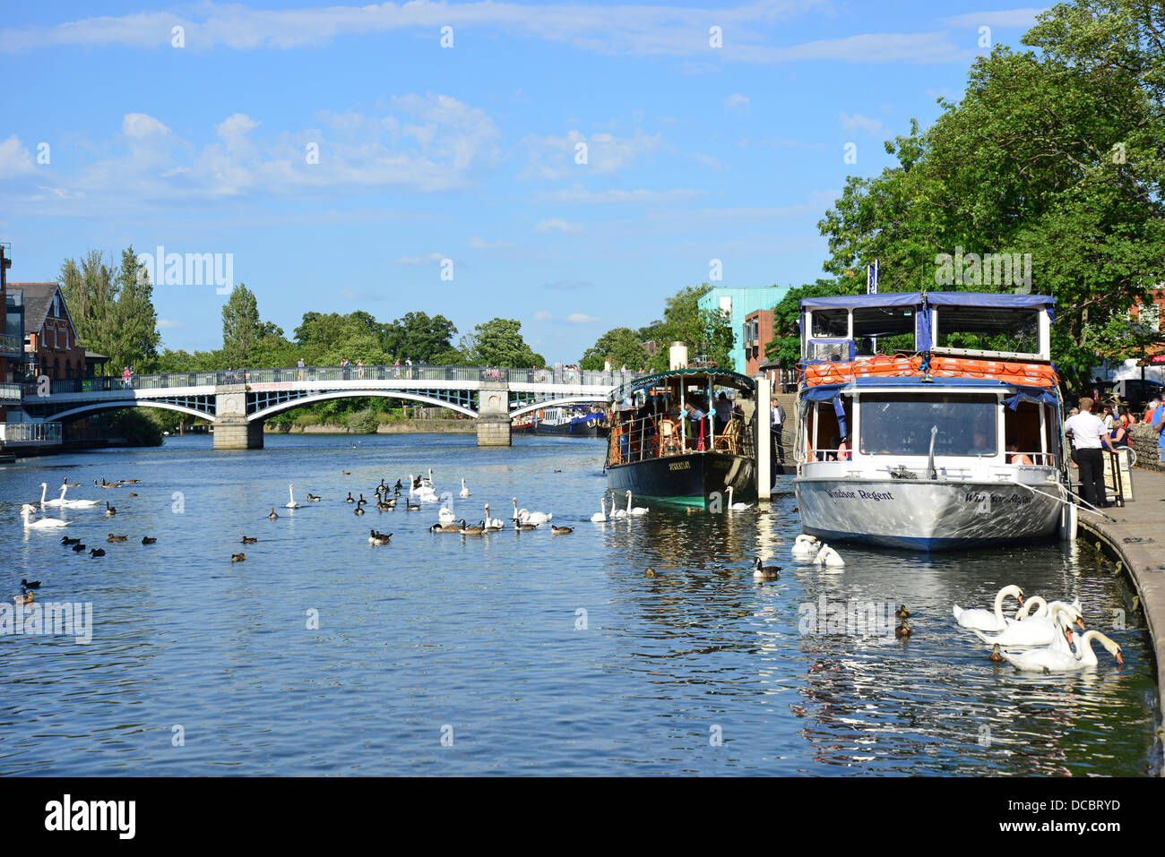 Les bateaux de croisière sur la rivière Tamise, Windsor, Berkshire, Angleterre, Royaume-Uni Banque D'Images