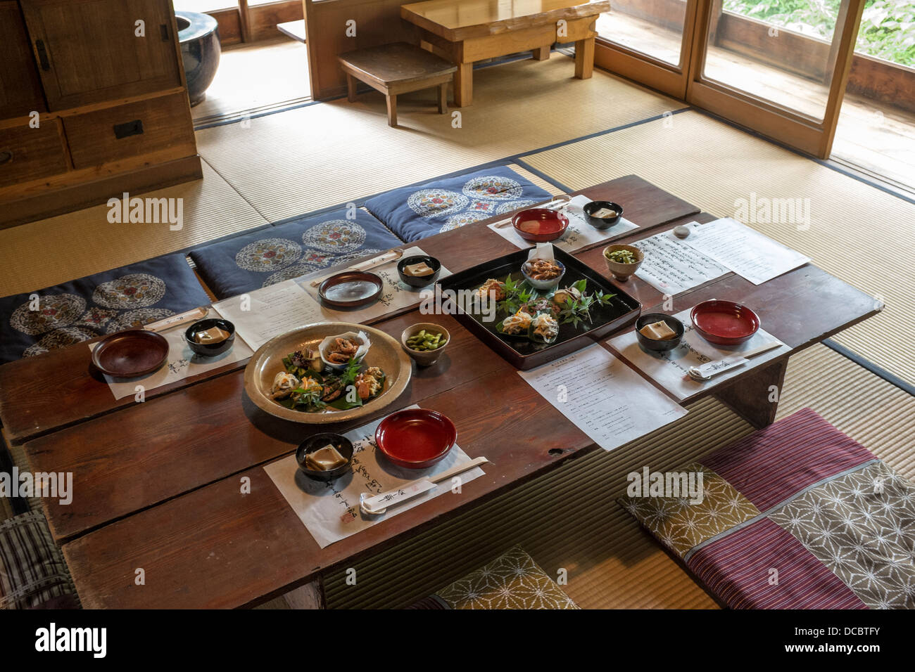 Réglage de la table de repas japonais traditionnel Banque D'Images
