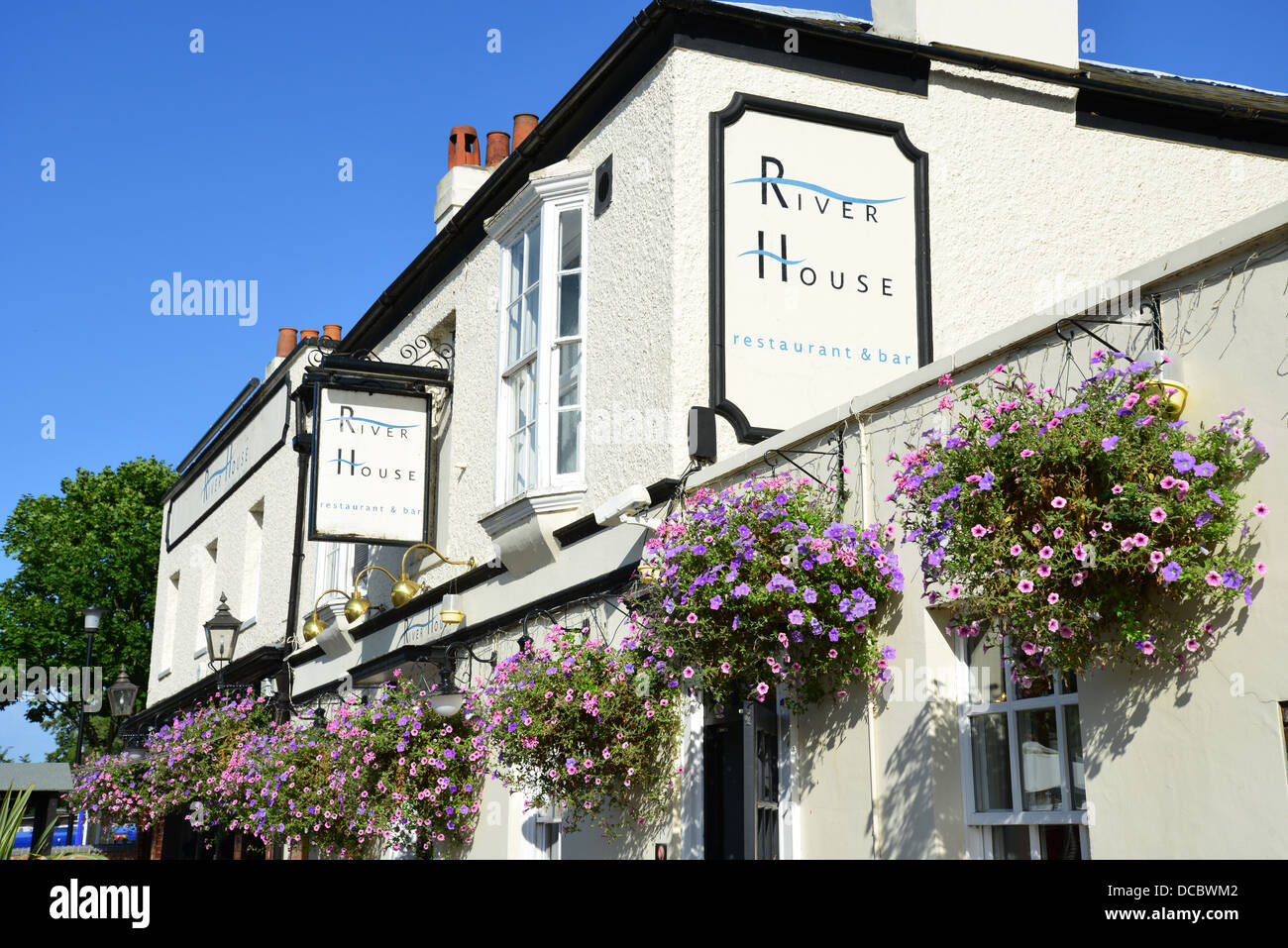 Le restaurant et le bar de la rivière Tamise, en face de la Tamise, Windsor, Berkshire, Angleterre, Royaume-Uni Banque D'Images Le restaurant et le bar de la rivière Tamise, en face de la Tamise, Windsor, Berkshire, Angleterre, Royaume-Uni Banque D'Images