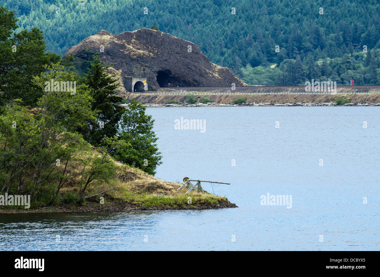 Cuire de Washington. Peu de saumon blanc National Fish Hatchery Native American plates-formes de pêche sur le lac Drano Banque D'Images