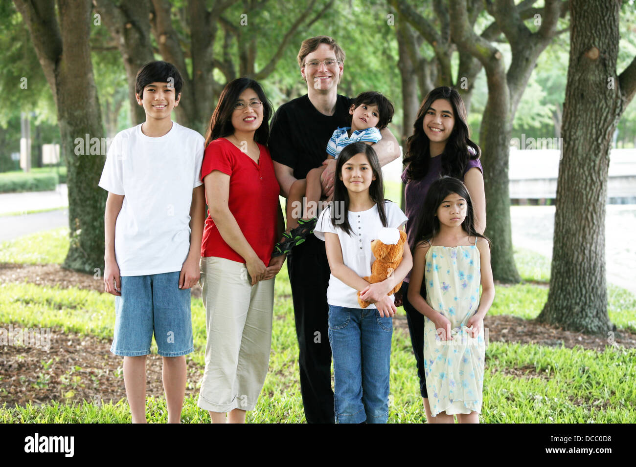 Grande famille de sept multiraciale Banque D'Images