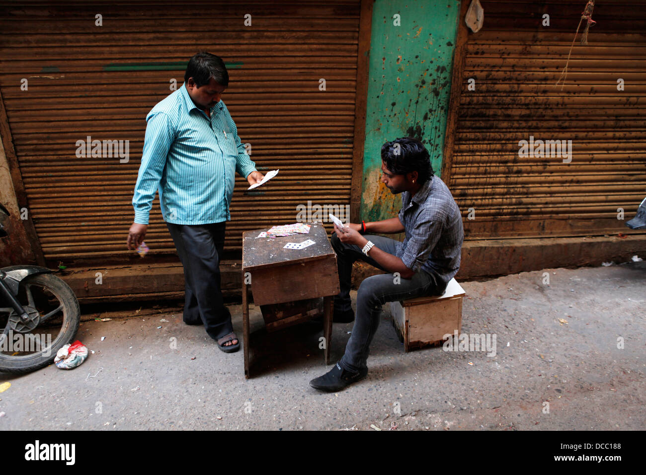 Deux hommes jouent un jeu de cartes à Varanasi, Inde Banque D'Images