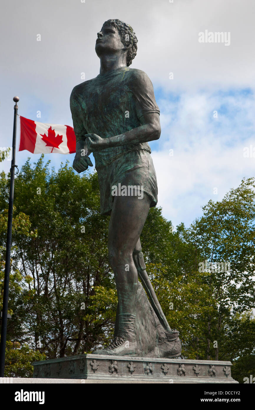 Monument Terry Fox avec drapeau du Canada, Thunder Bay, Ontario, Canada Banque D'Images