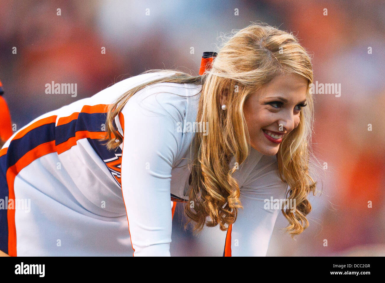 Virginia Cavaliers effectue une cheerleader à l'écart contre le Georgia Tech Yellow Jackets au cours du quatrième trimestre à Banque D'Images