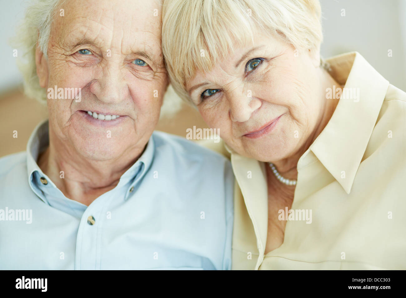 Portrait of senior couple looking at camera with smiles Banque D'Images