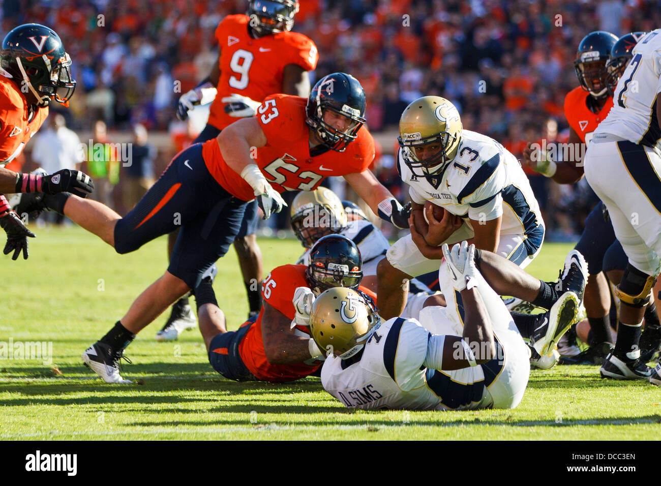 Georgia Tech Yellow Jackets quarterback Washington rimer ou ramer (13) joncs passé Virginia Cavaliers linebacker Steve Greer (53) au cours de Banque D'Images